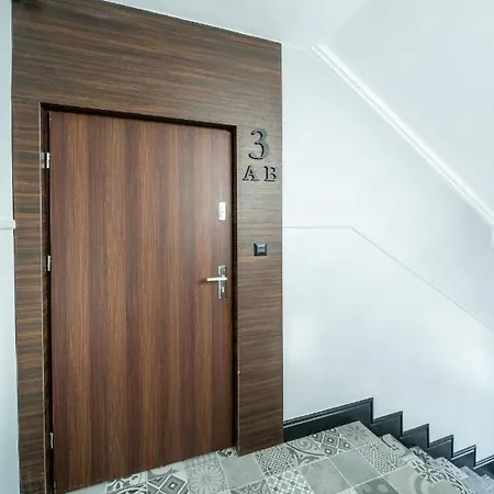 Stara Warszawska 43 *