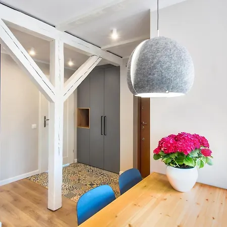 Stara Warszawska 43 *